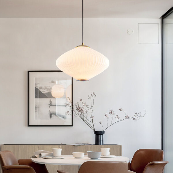 Hanglamp Mateja met melkwit glas en bronzen details - 3-staps dimbaar