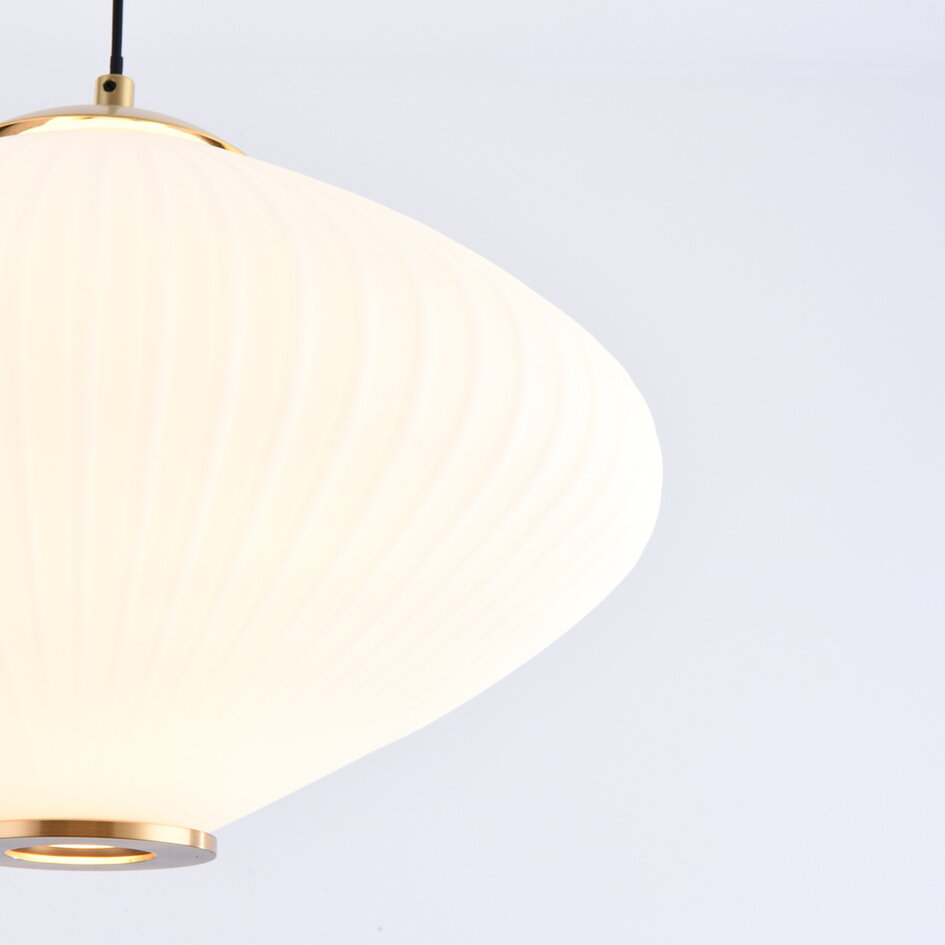 Hanglamp Mateja met melkwit glas en bronzen details - 3-staps dimbaar