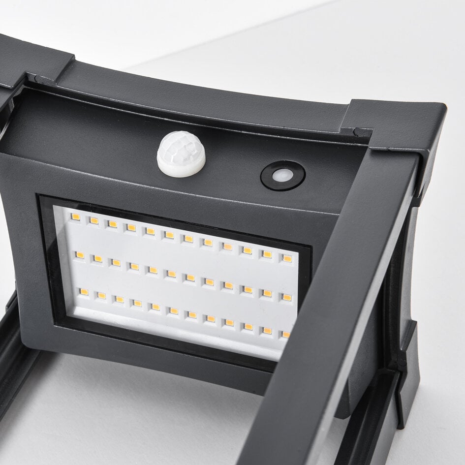 Solar staande buitenlamp Janita met sensor - zwart