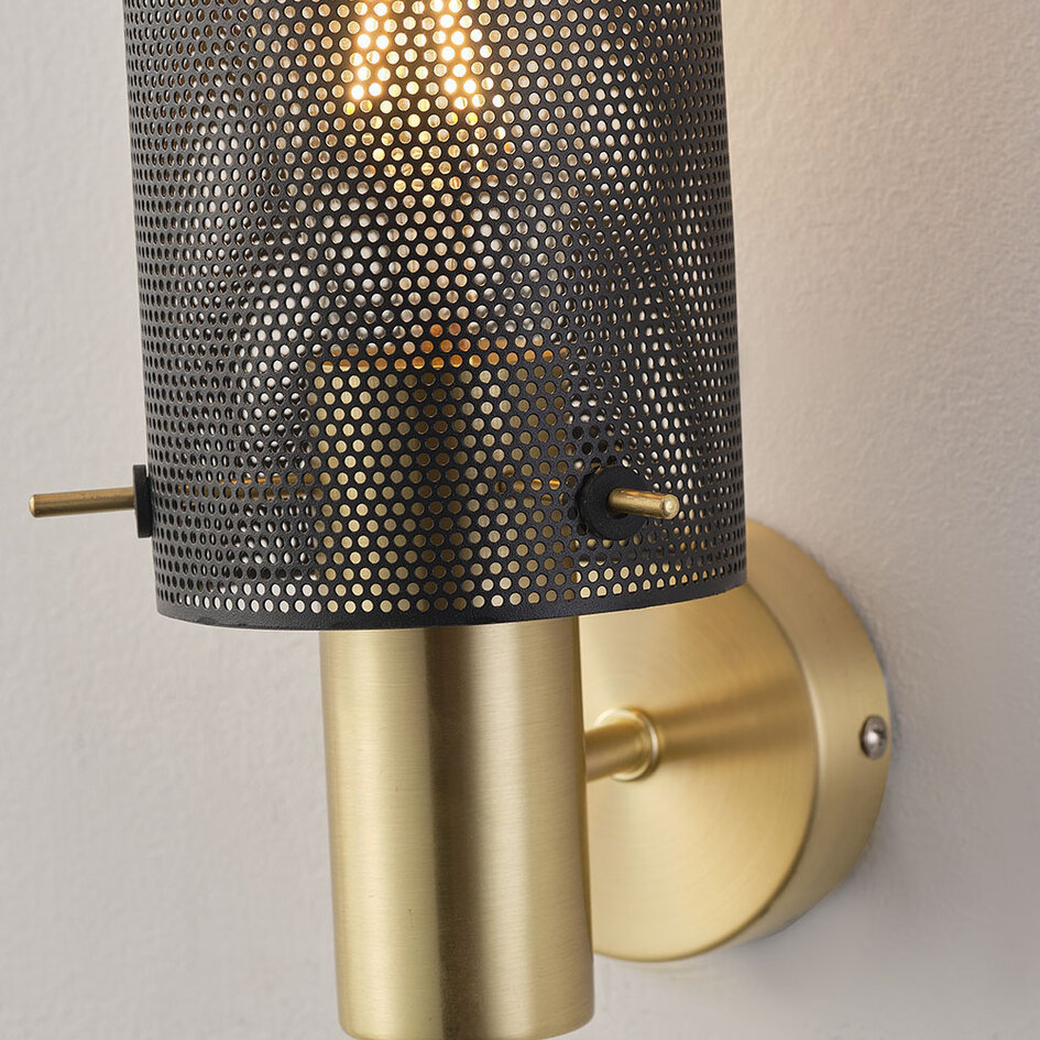Design wandlamp Malha met gouden details en zwarte kap