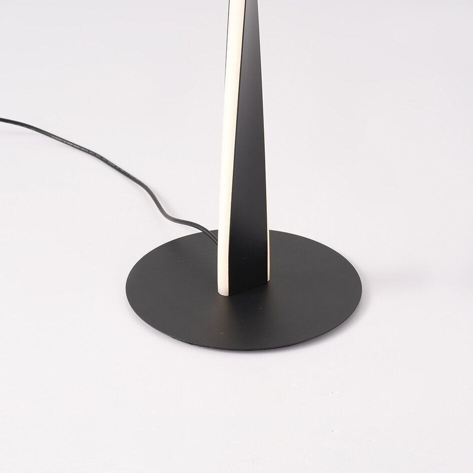 Gedraaide staande lamp Locke in zwart