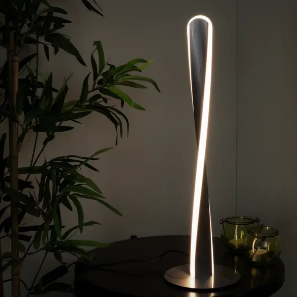 Lampe de table design torsadée Rizar en nickel satiné