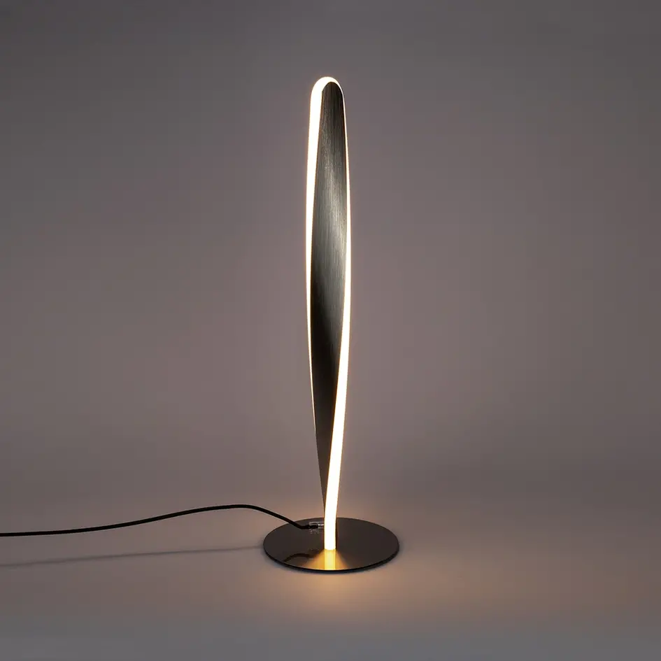 Lampe de table design torsadée Rizar en nickel satiné