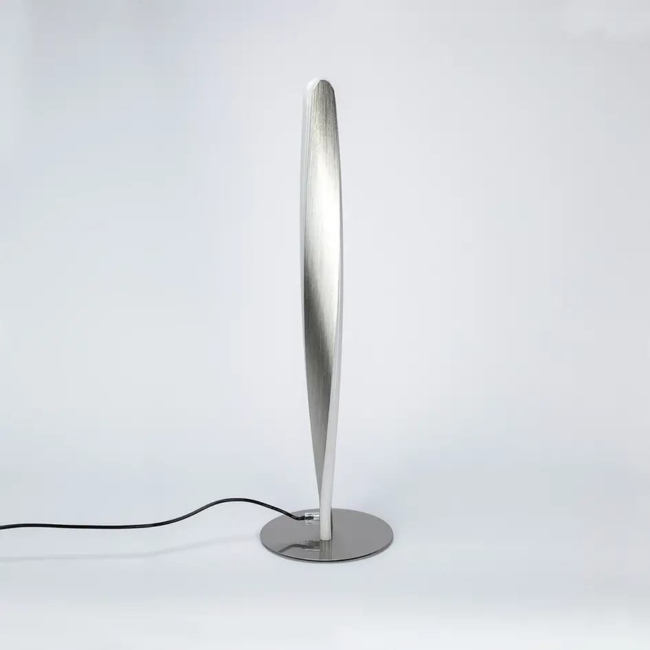 Lampe de table design torsadée Rizar en nickel satiné