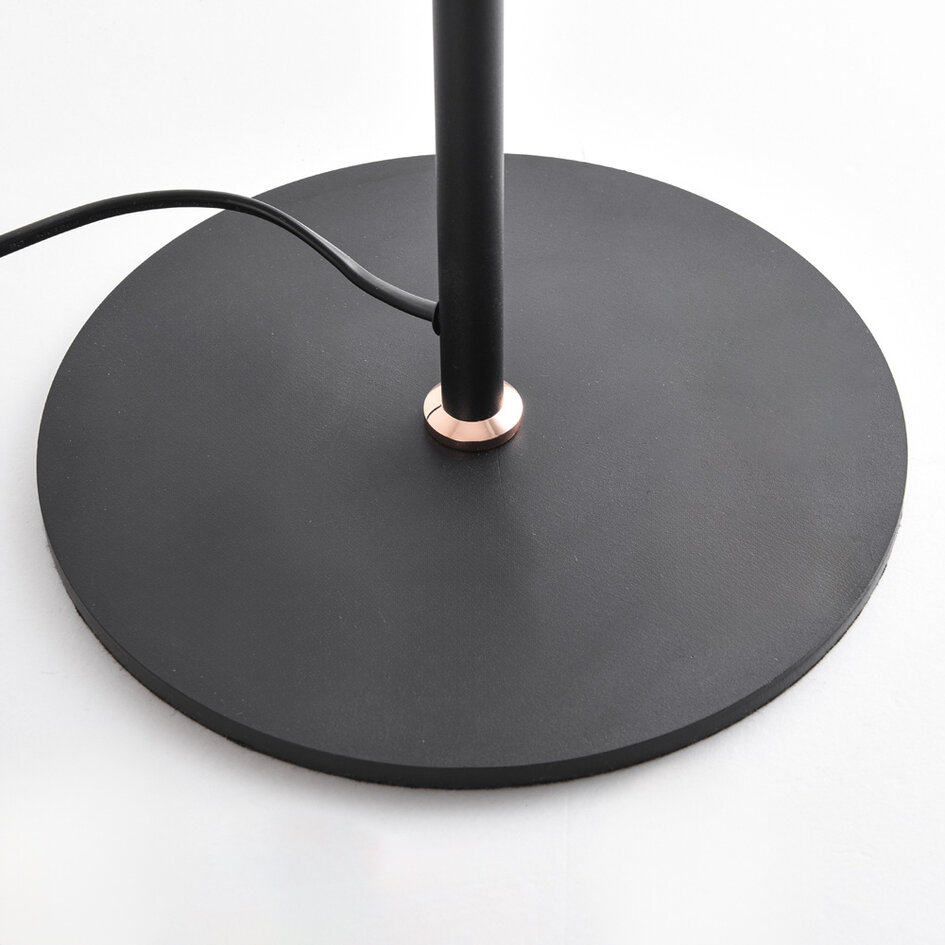 Vloerlamp Kisho met 2 spots in zwart met gouden details