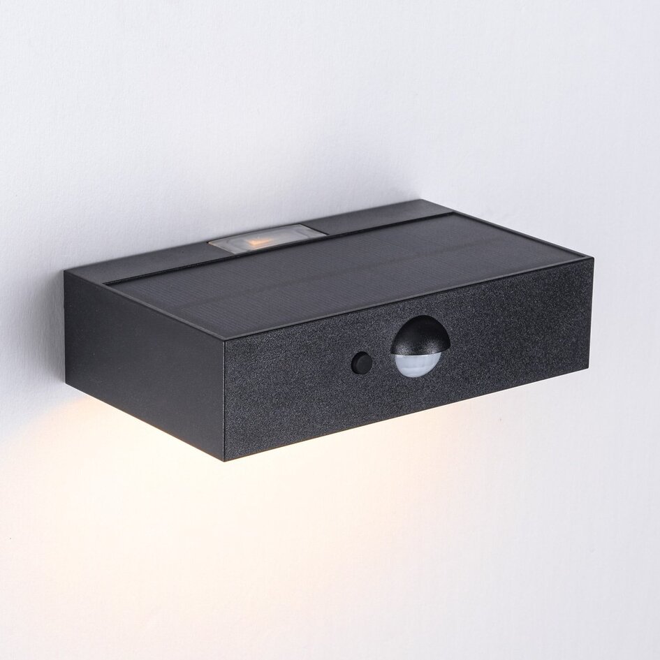 Zwarte solar buiten wandlamp met sensor - Brock