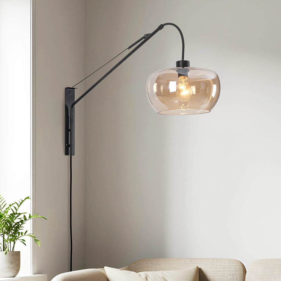 Wandlamp Dasha zwart met draaibare, uitschuifbare arm en amber glas