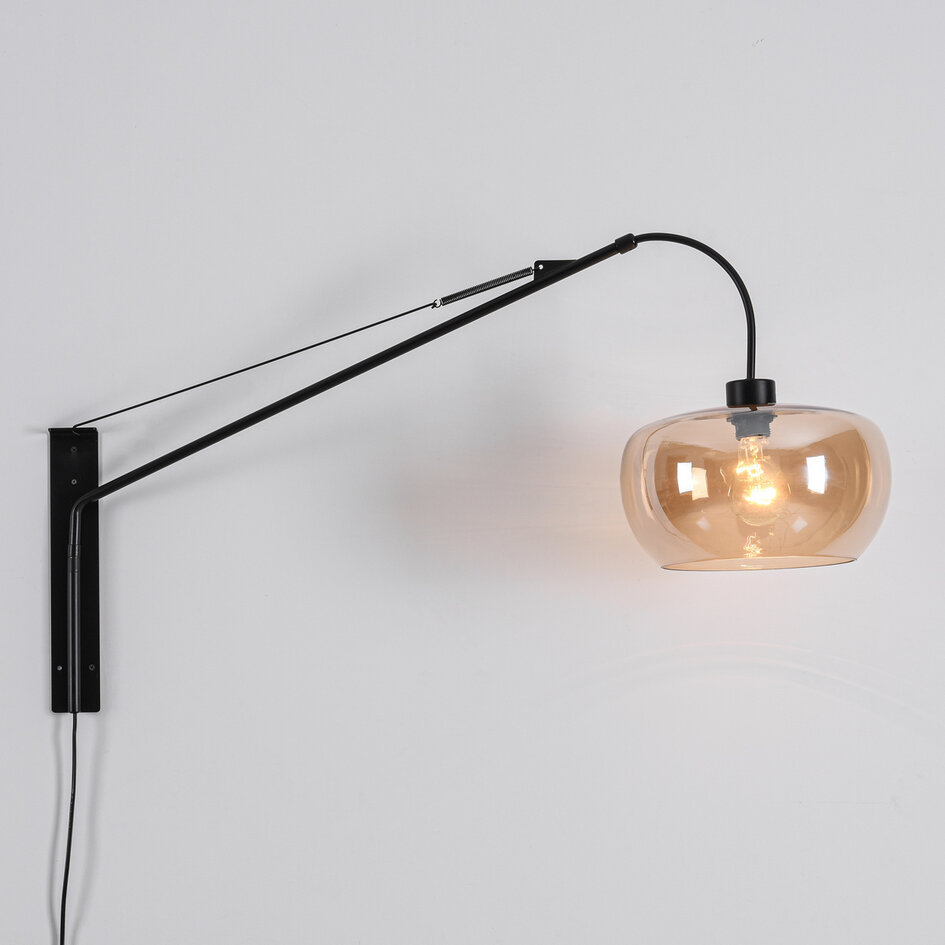 Wandlamp Dasha zwart met draaibare, uitschuifbare arm en amber glas