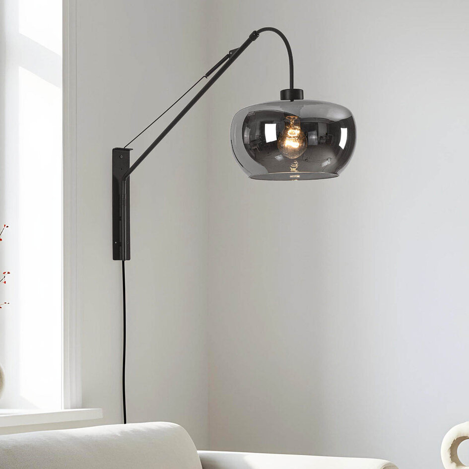 Industriële wandlamp Dasha met draaibare en uitschuifbare arm met smoke glas