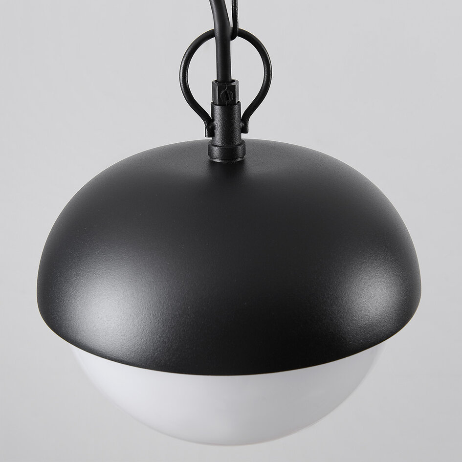 Zwarte buiten hanglamp met melkwitte kap - Junia
