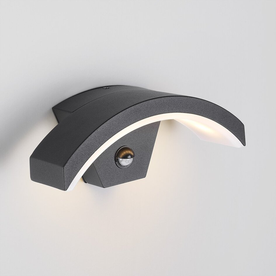 Design wandlamp buiten met sensor Vic - zwart