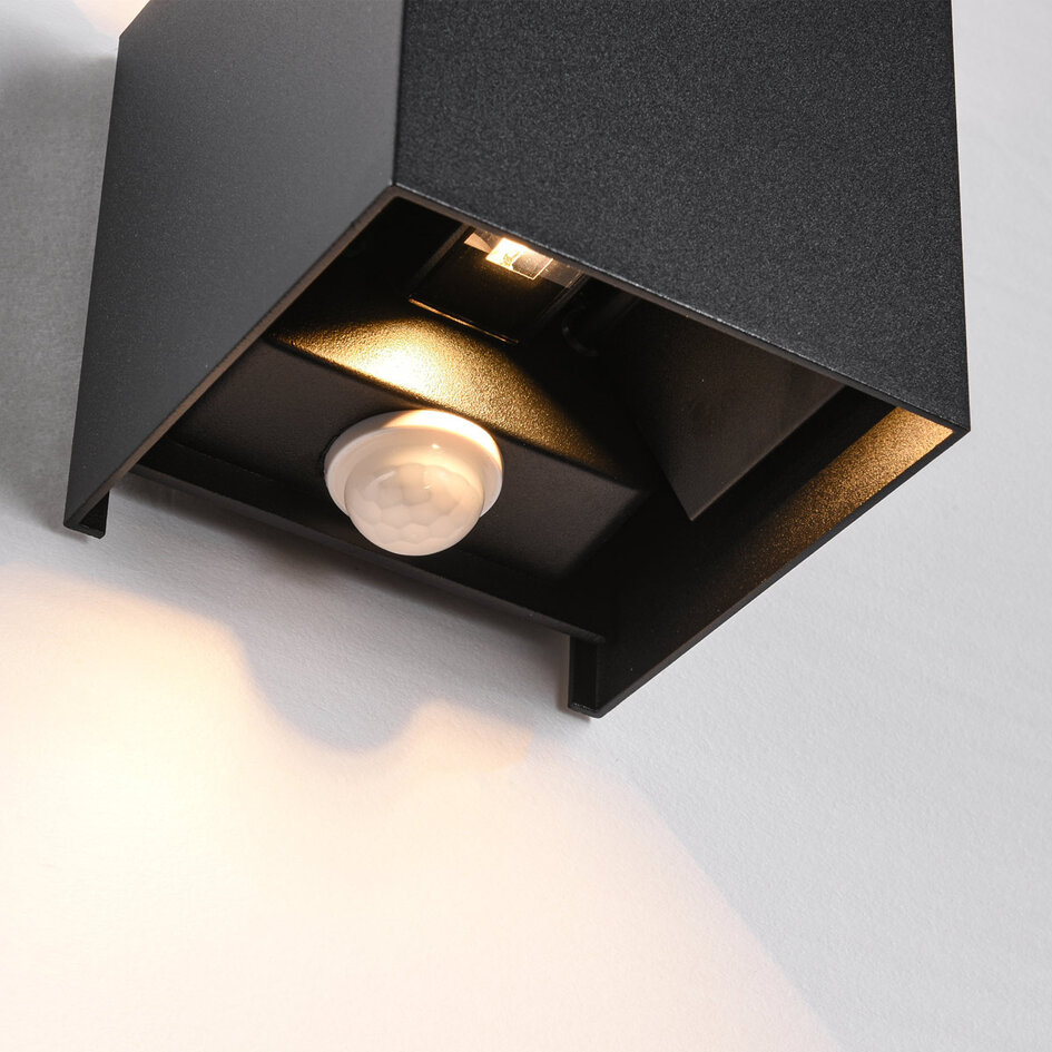 Moderne vierkante buitenlamp Daniel zwart met bewegings- en dag/nacht sensor