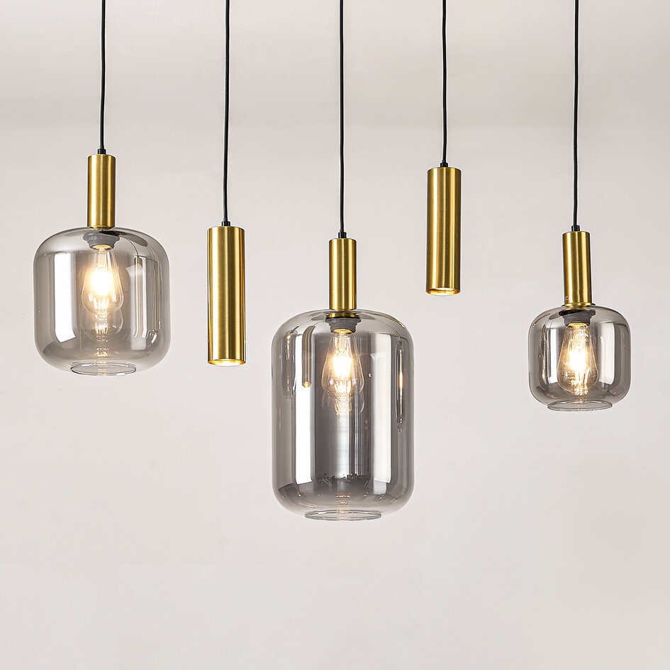 Lampe suspendue moderne Yoku avec verre fumé et détails en laiton doré, 5 lumières
