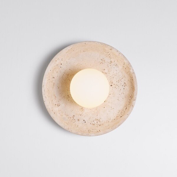 Elegante wandlamp Arto van travertin (natuursteen) en melkwit glas