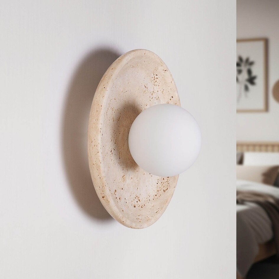 Elegante wandlamp Arto van travertin (natuursteen) en melkwit glas