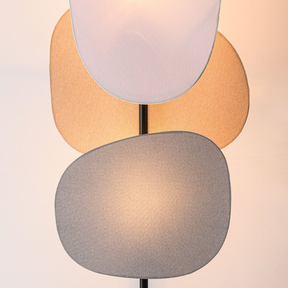 Vloerlamp Velore met naturel linnen kappen in zachte, lichte tinten