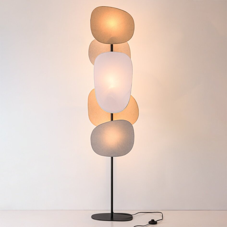 Vloerlamp Velore met naturel linnen kappen in zachte, lichte tinten