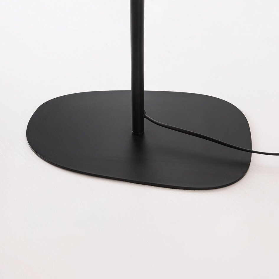 Lampadaire Velore avec abat-jour en lin naturel dans des tons doux et clairs