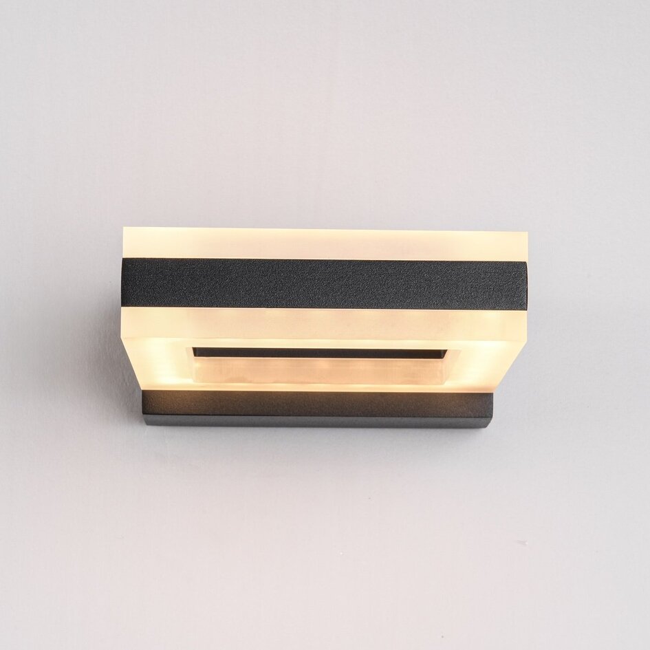 Applique murale extérieure carrée Nori - noire avec LED intégrée