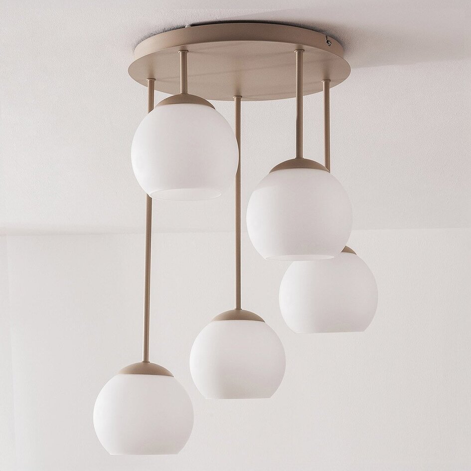 Plafonnier moderne beige Carato à 5 lumières avec boules en verre blanc laiteux