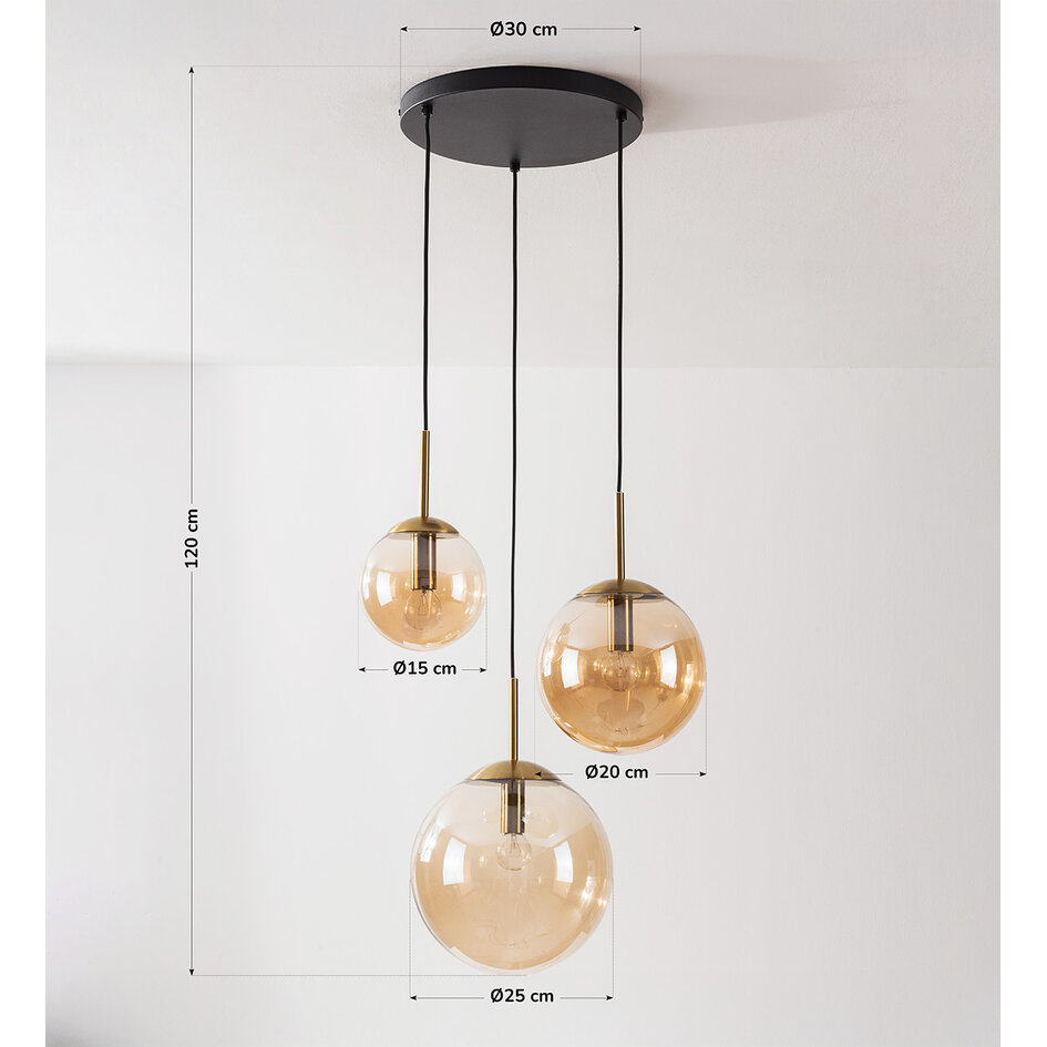 Hanglamp Marui met drie amber glazen bollen en gouden accenten