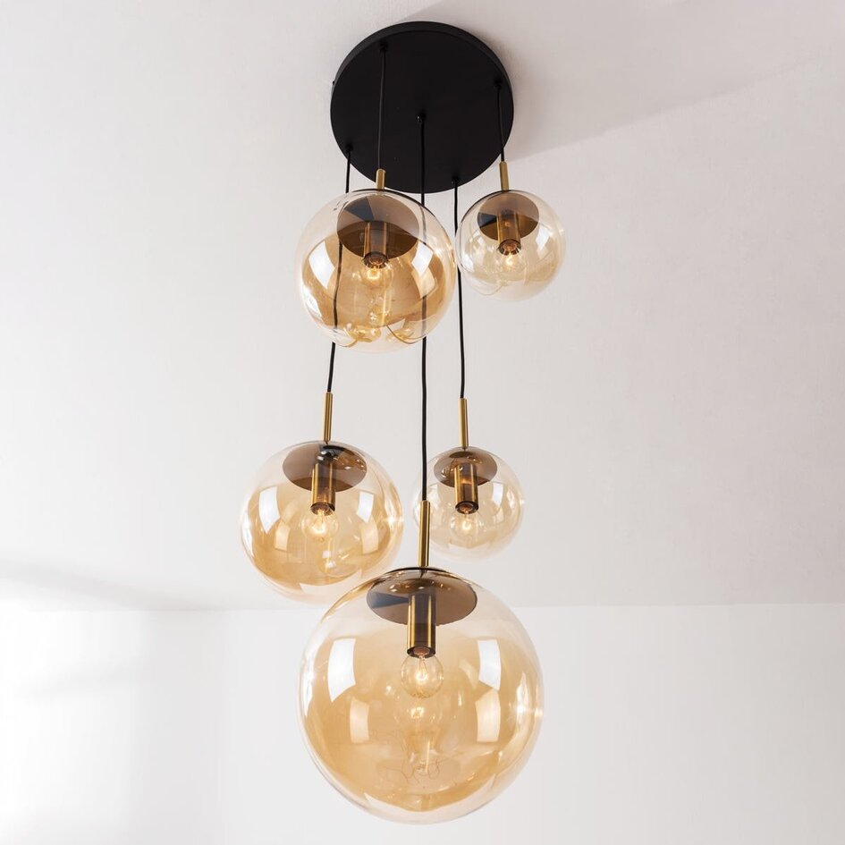 5-lichts hanglamp Marui met amber glazen bollen en gouden accenten
