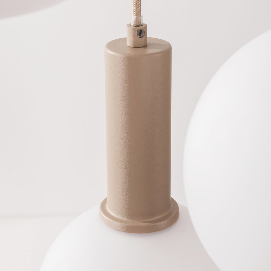 3-lichts beige hanglamp Imme met melkwitte glazen kappen
