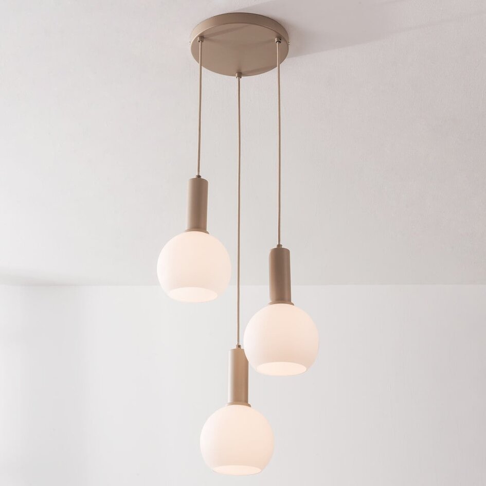 Suspension Imme 3 lumières beige avec abat-jours en verre blanc laiteux