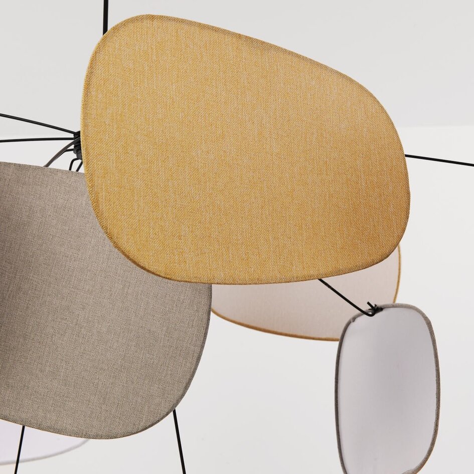 Design hanglamp Zandor met luchtige linnen kappen in zachte, warme tinten