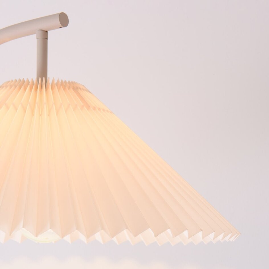 Lampe arquée moderne Tatsu avec abat-jour en tissu plissé et structure beige