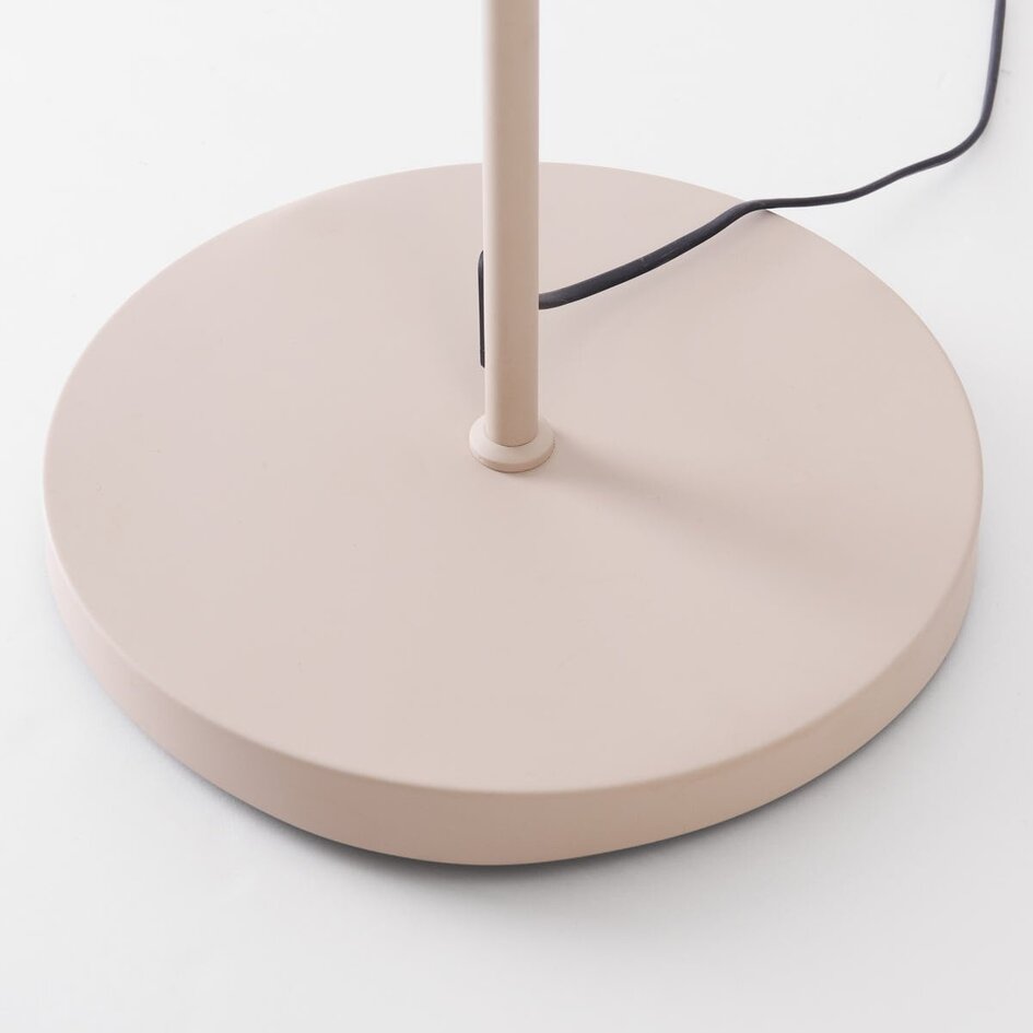 Lampe arquée moderne Tatsu avec abat-jour en tissu plissé et structure beige