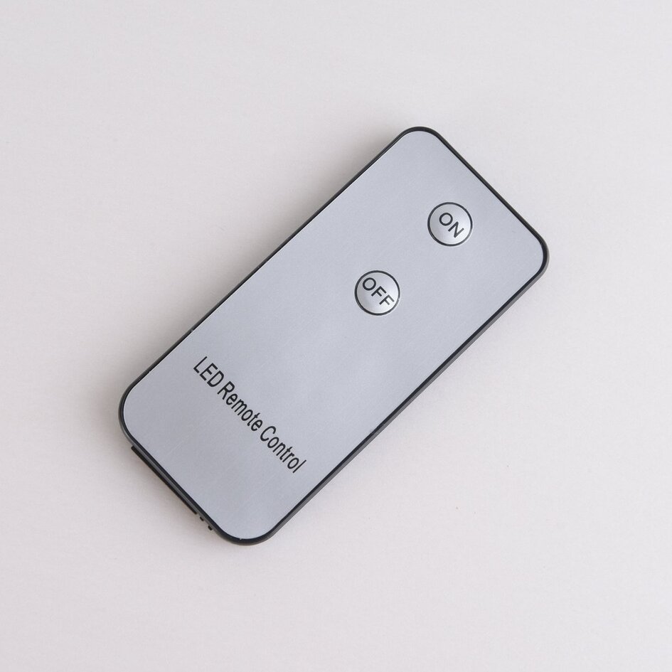 Lampe de table solaire Lucen avec pied métallique et lumière blanche chaude