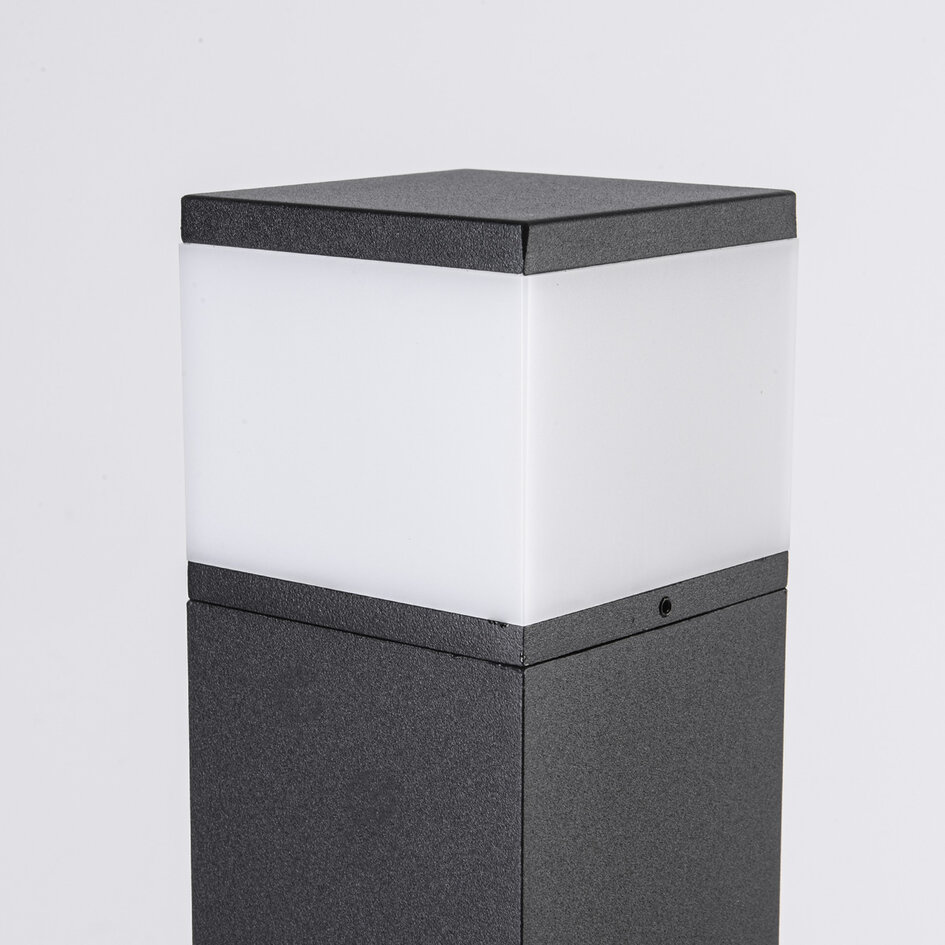 Staande buitenlamp met stopcontact Ute – zwart, met diffuser en 2 stopcontacten