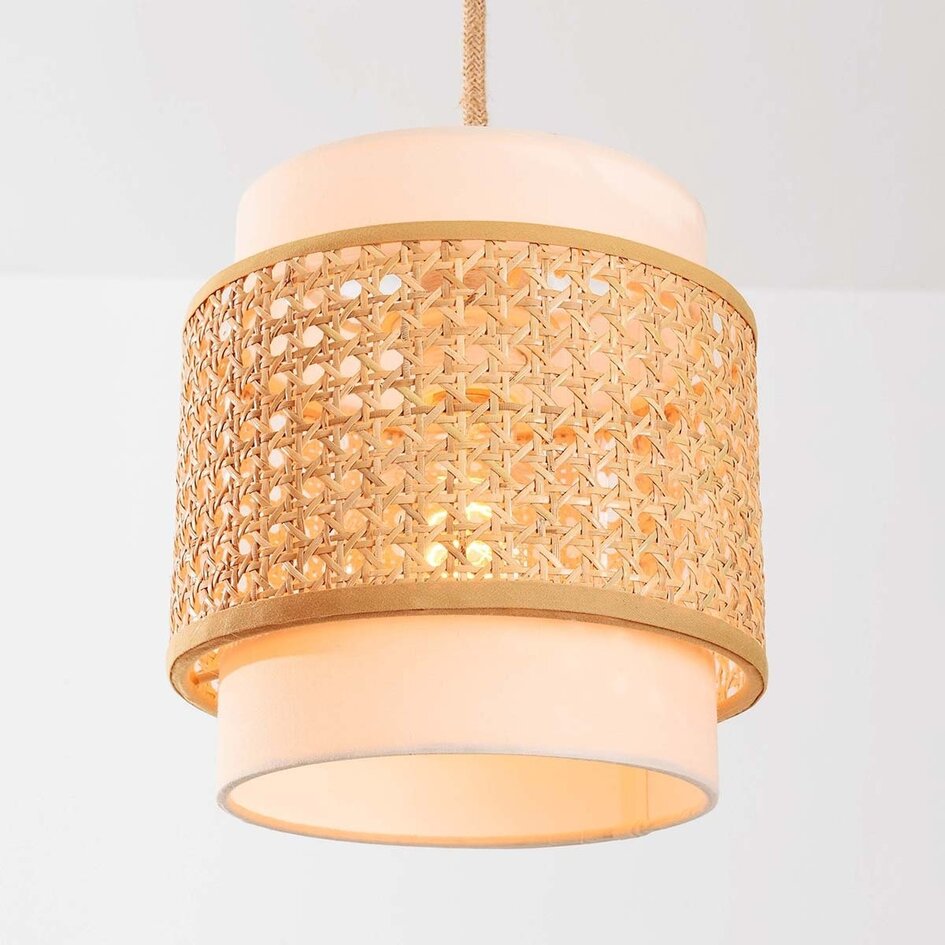 Hanglamp Bris van rotan met drie crème stoffen binnenkappen