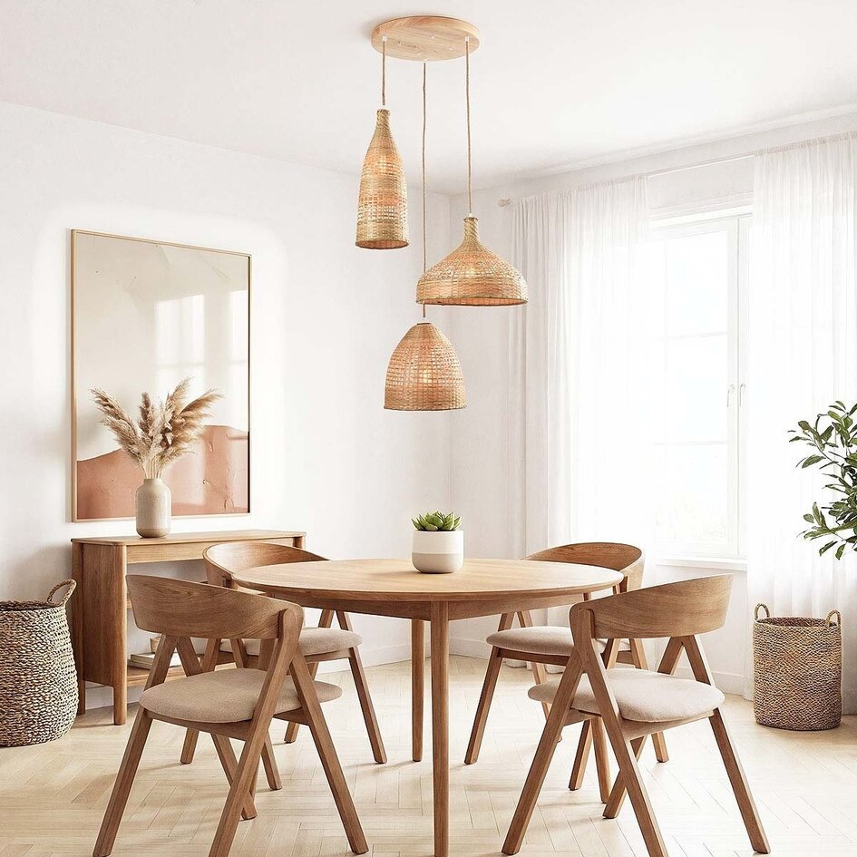 Hanglamp Aska van rotan met drie natuurlijke, handgevlochten kappen en houten plafondplaat