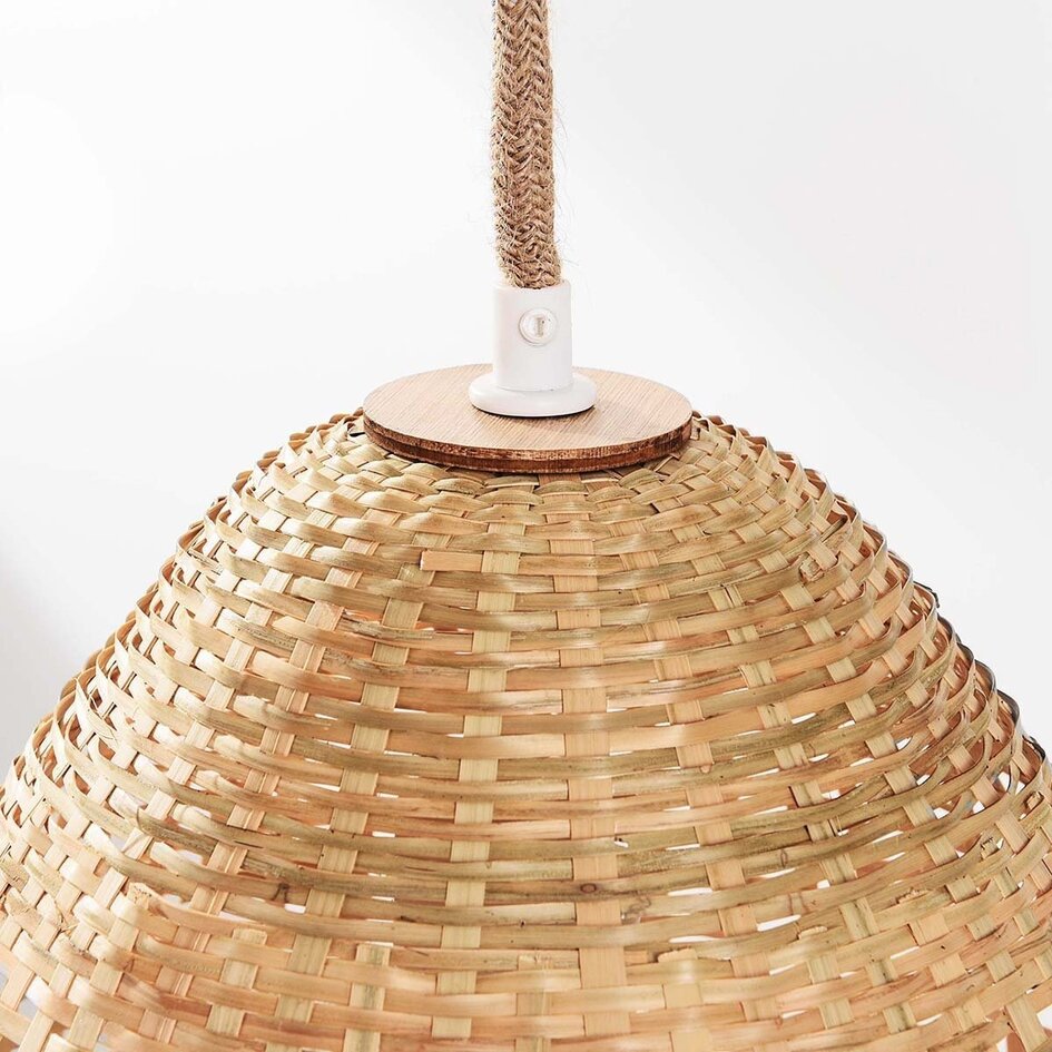 Hanglamp Aska van rotan met drie natuurlijke kappen en houten plafondplaat