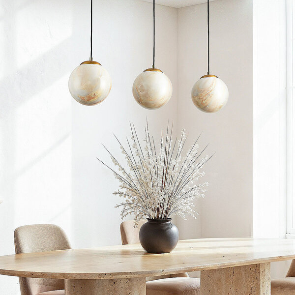 Hanglamp Tessra met drie marmerlook bollen en messing gouden accenten