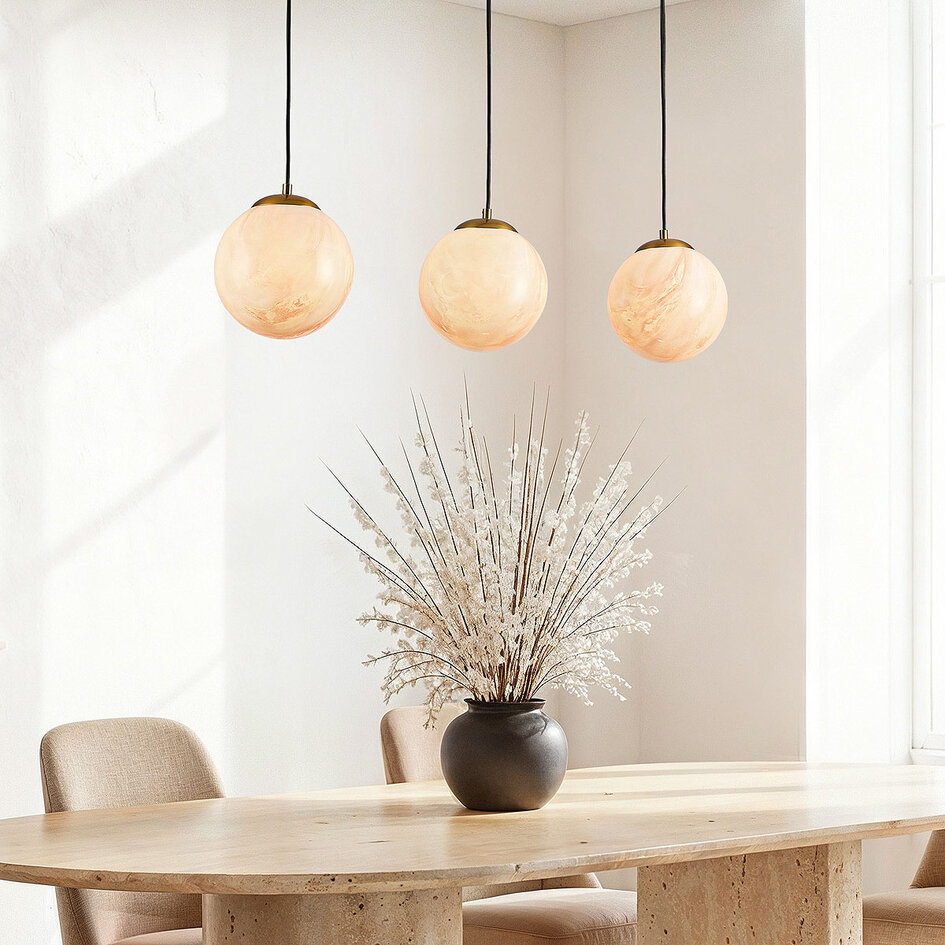 Hanglamp Tessra met drie marmerlook bollen en messing gouden accenten