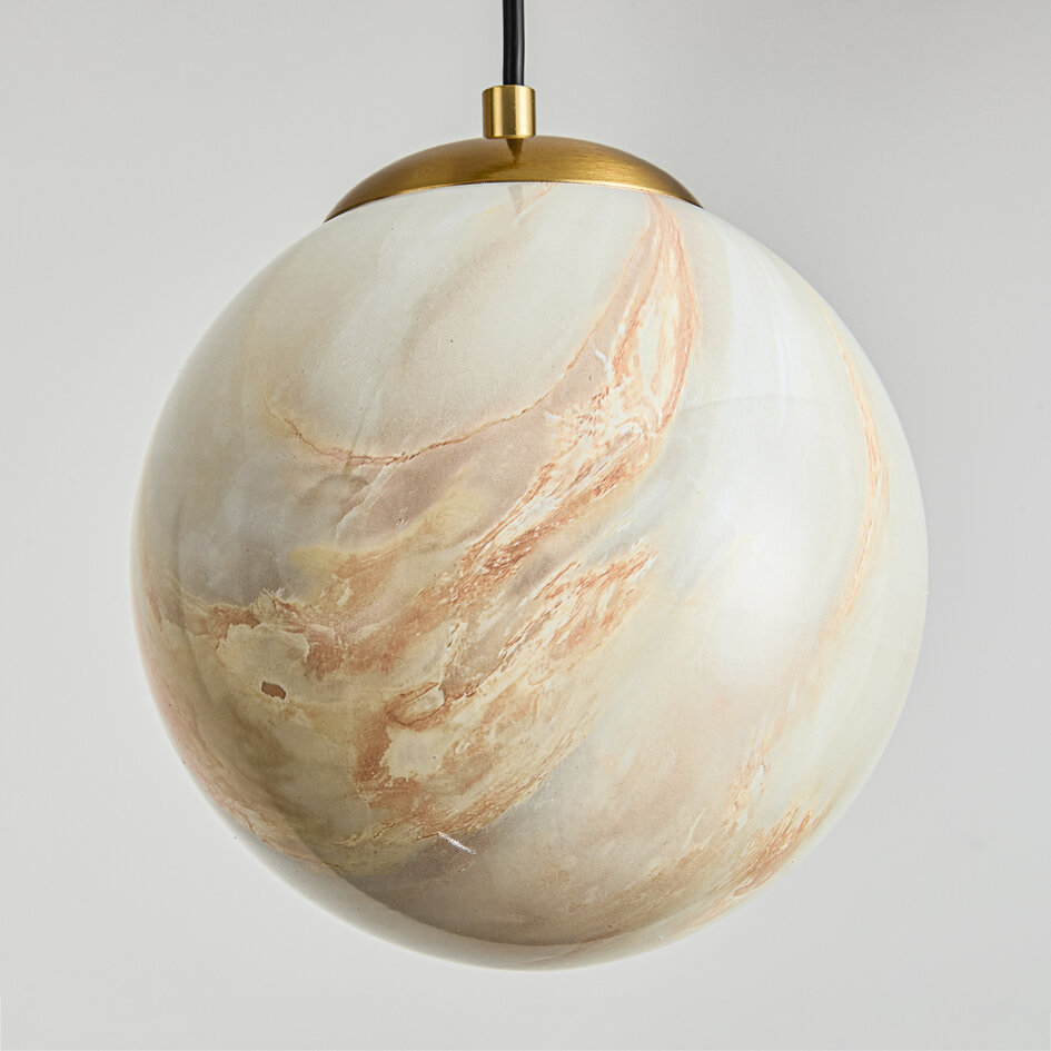 Hanglamp Tessra met drie marmerlook bollen en messing gouden accenten