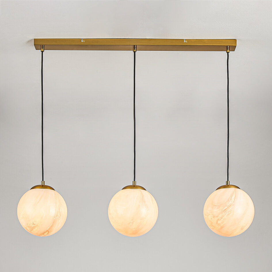 Hanglamp Tessra met drie marmerlook bollen en messing gouden accenten