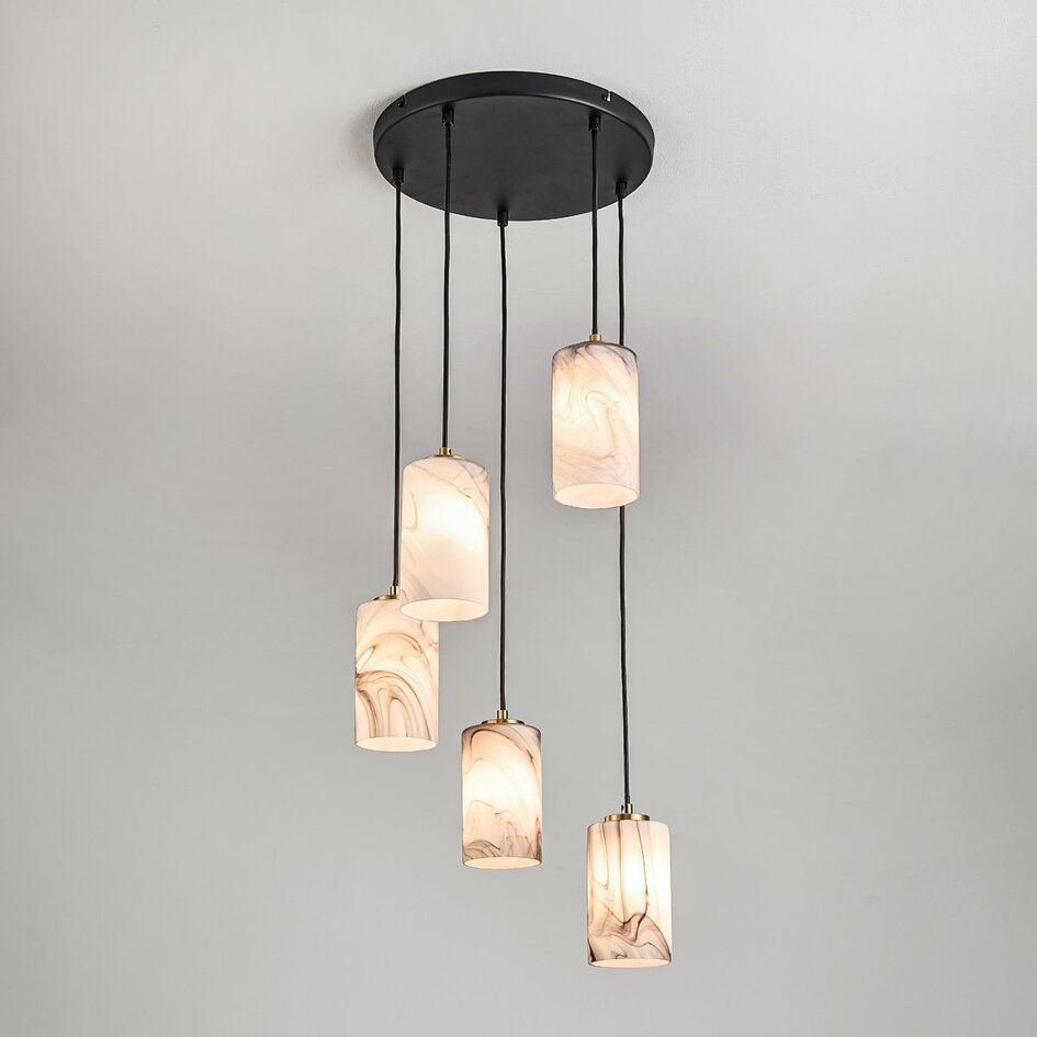 Suspension moderne Vetra 5 lumières avec abat-jours en verre aspect marbre – laiton doré et noir