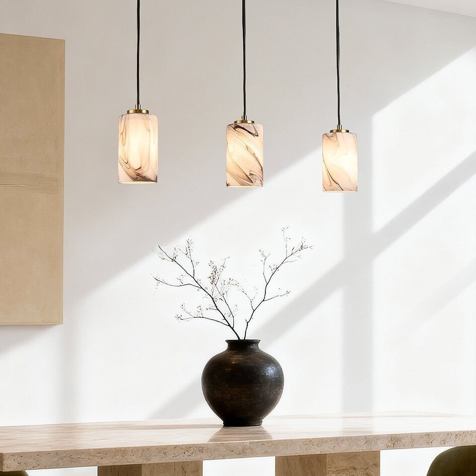 Suspension à 3 lumières Vetra avec abat-jours en verre aspect marbre – laiton doré et noir