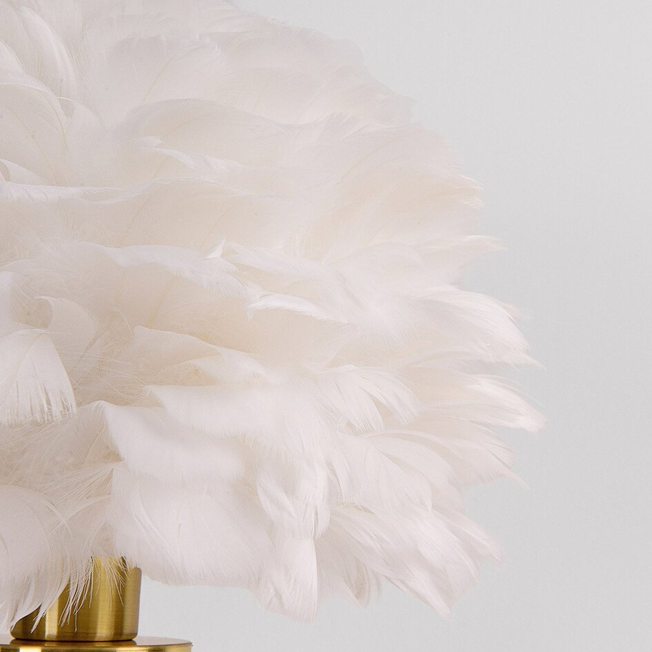 Lampe de table Saphira avec plumes blanches et pied en laiton doré