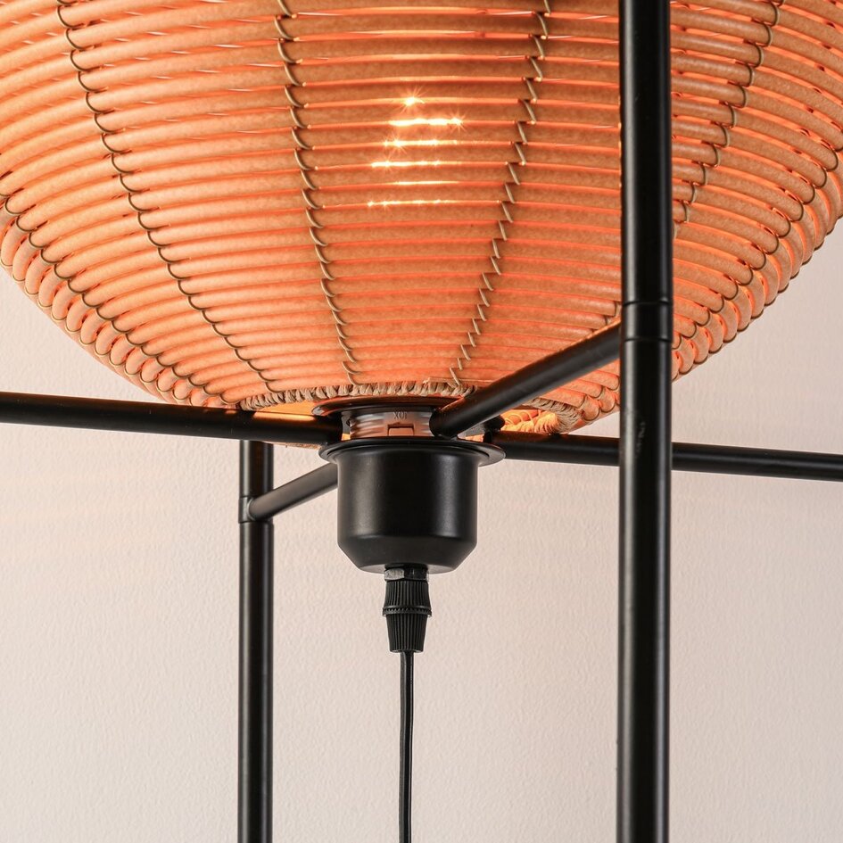 Lampadaire noir Alera aspect rotin