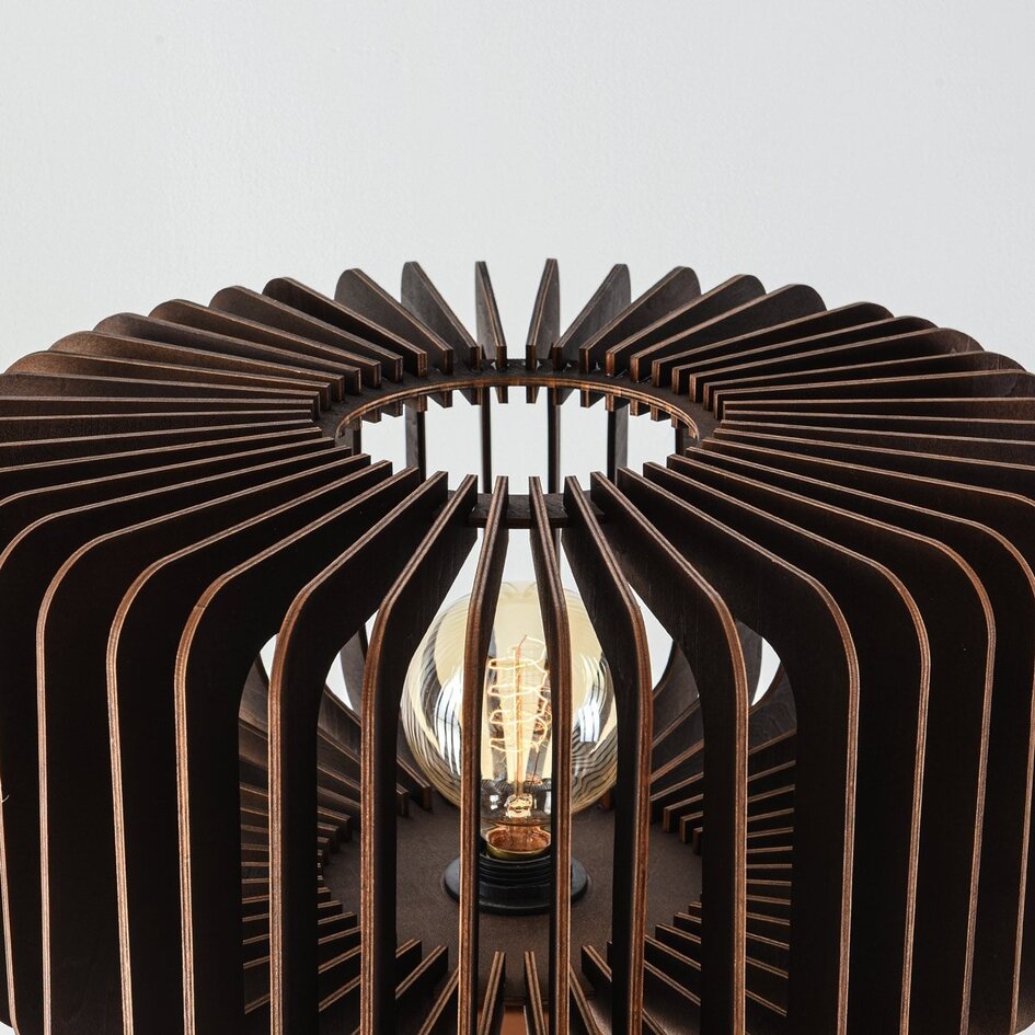 Vloerlamp Oakly met houten driepoot en lamellenkap in walnootlook