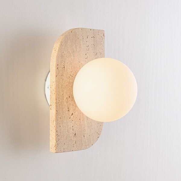 Wandlamp Artea van travertin (natuursteen) met glazen bol