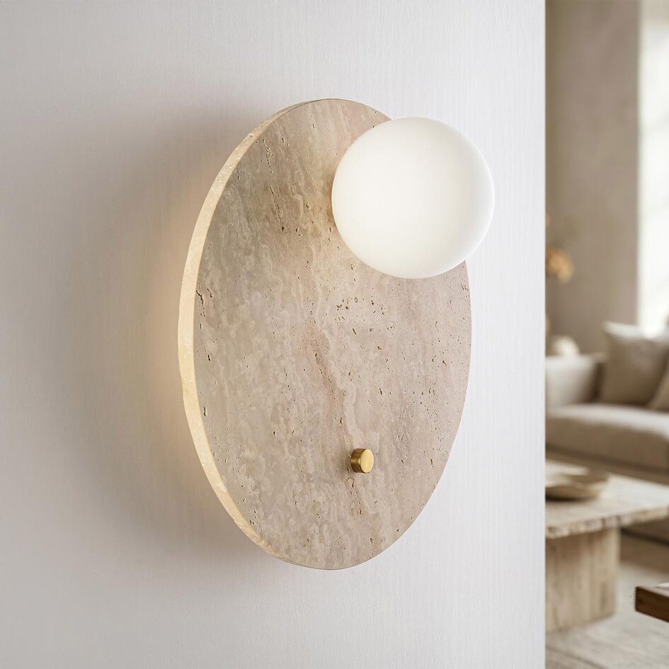 1-lichts wandlamp Artoa van travertin (natuursteen) met glazen bol