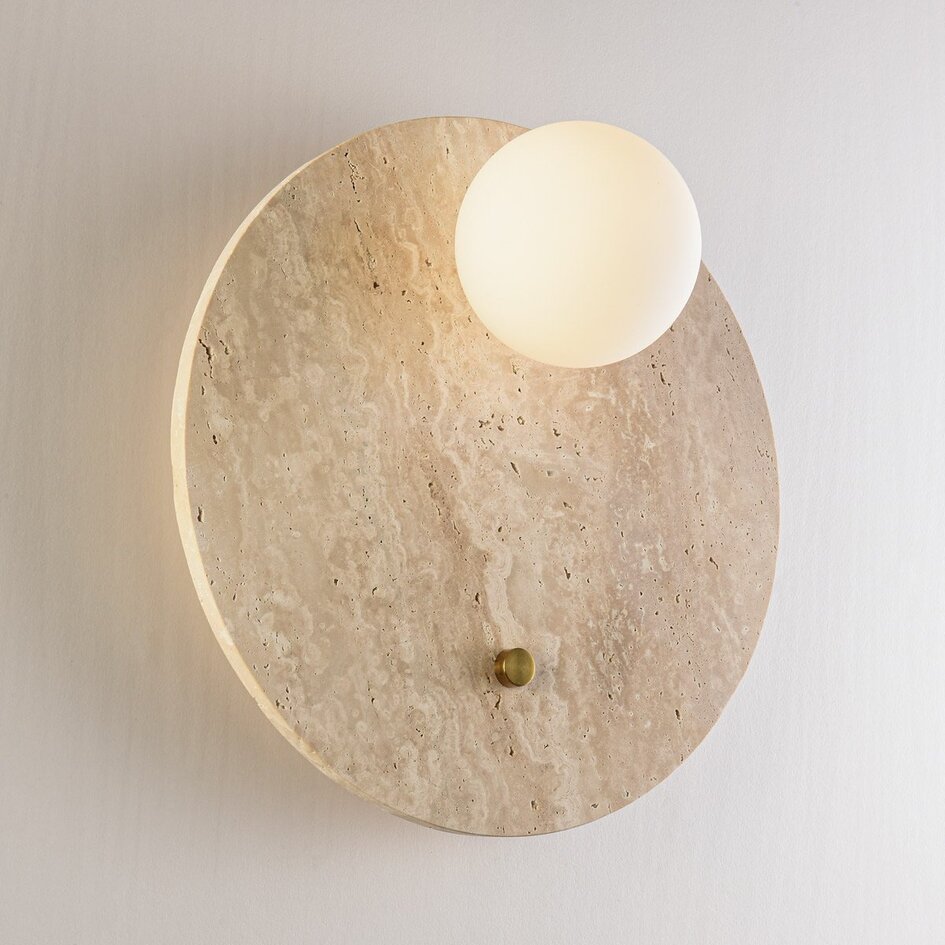 1-lichts wandlamp Artoa van travertin (natuursteen) met glazen bol