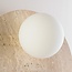 1-lichts wandlamp Artoa van travertin (natuursteen) met glazen bol
