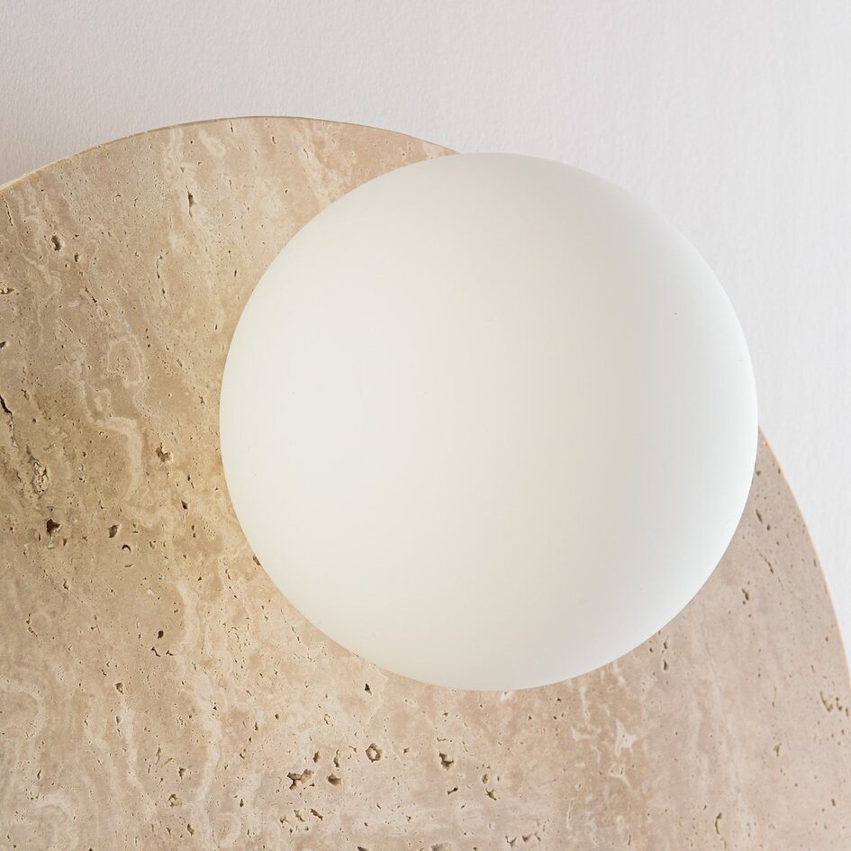 1-lichts wandlamp Artoa van travertin (natuursteen) met glazen bol
